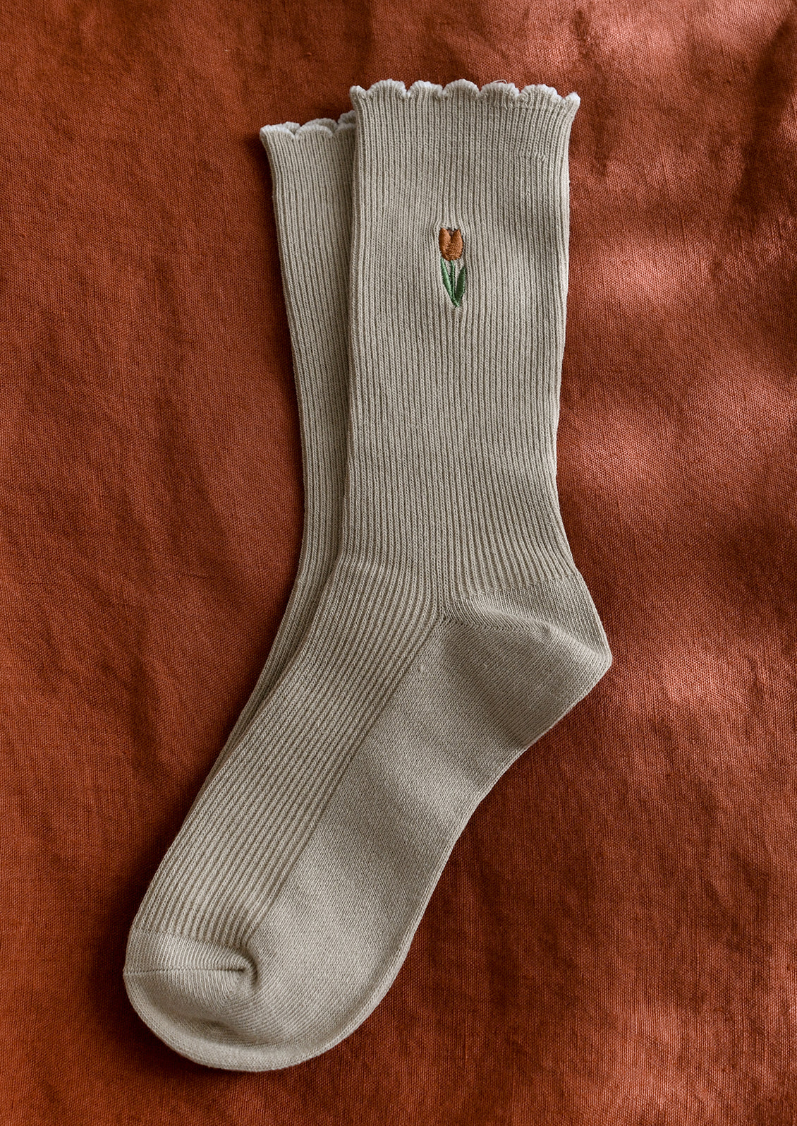 Tulip embroidered cotton socks.