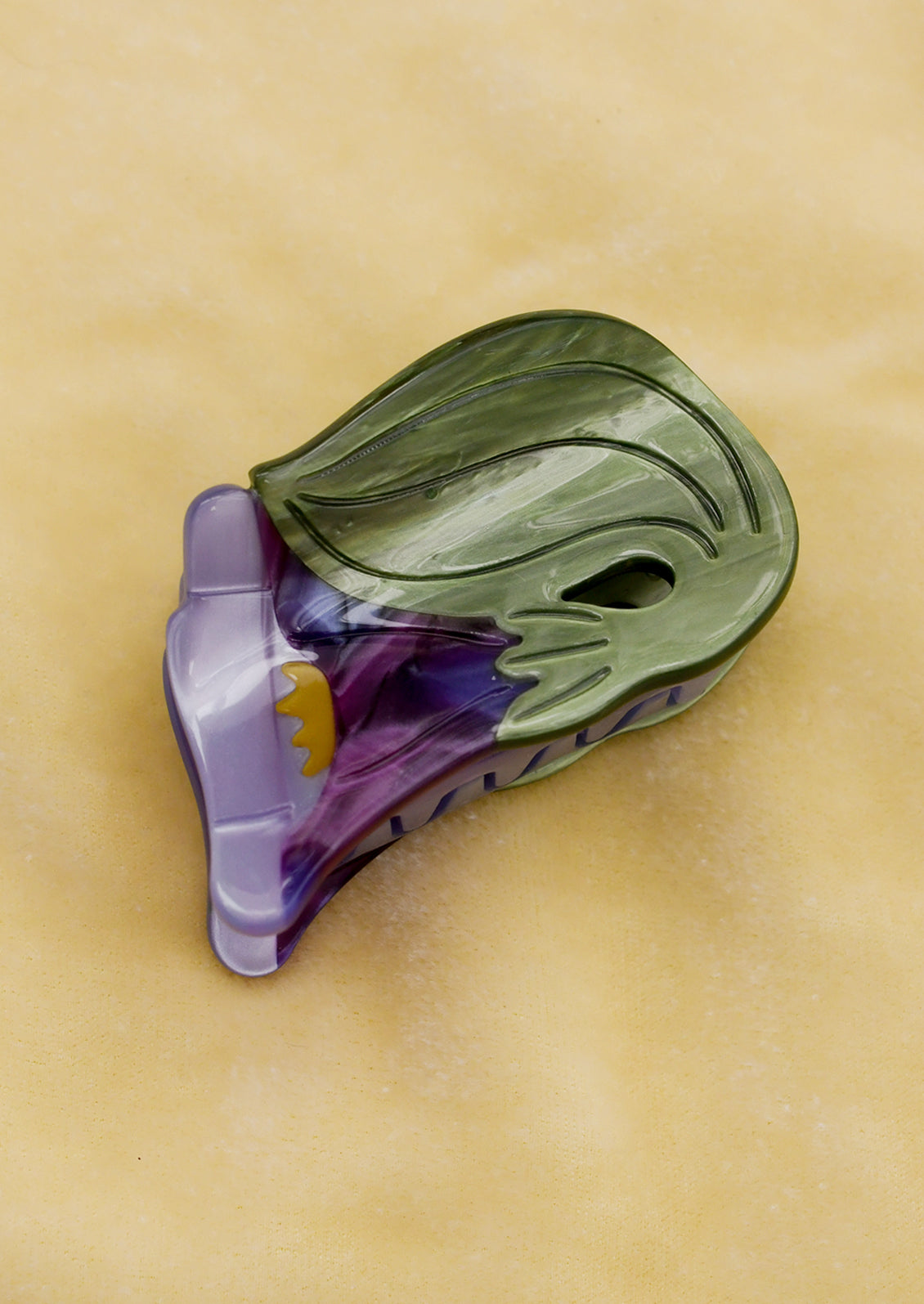 A small hair claw shaped like a morning glory flower.