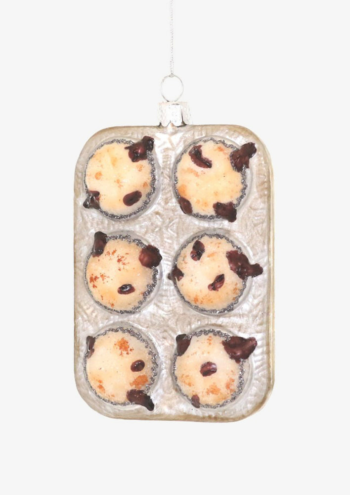1: An ornament of baked muffins in a 6-tin pan.