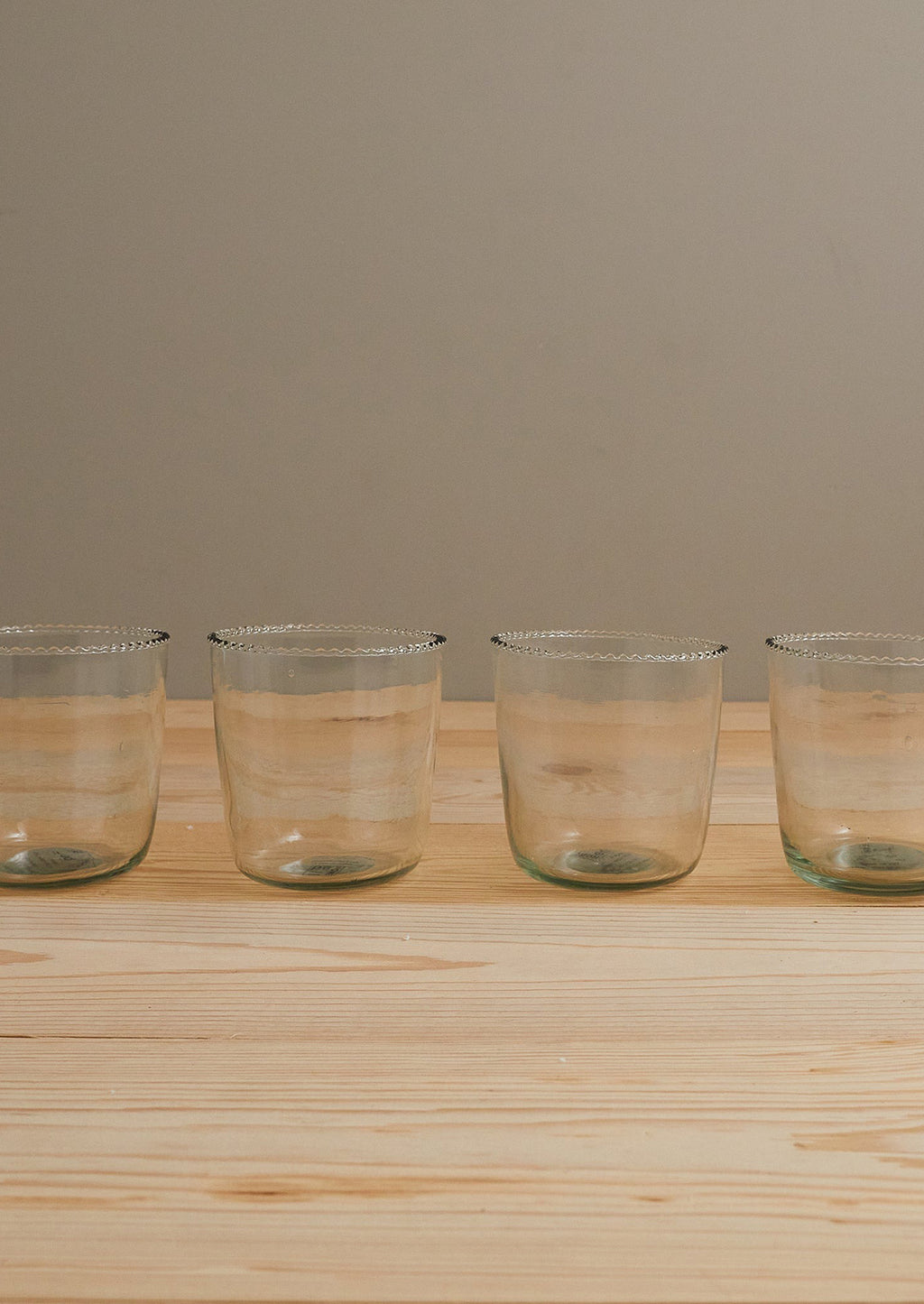 Classic: Drinking glasses with small ruffle edge.