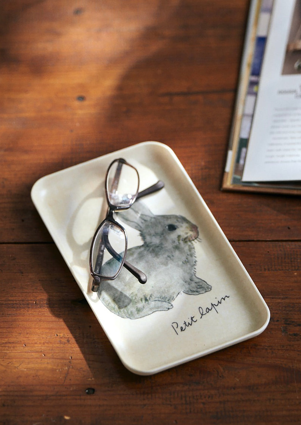 2: A rectangular tray with illustration of grey bunny.