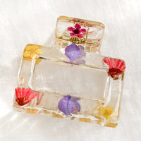 Magenta: A square hair claw in clear resin with magenta dried flowers.