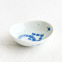 2: An oval-shaped blue and white ceramic sauce dish.