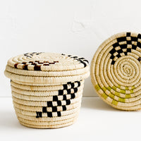 4: Small raffia baskets in woven checker print.