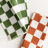 2: Checkered napkins in green and red.
