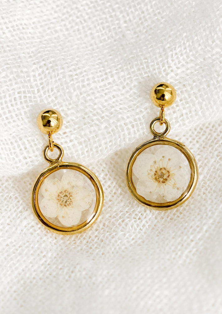 1: A pair of round bezel earrings with white dried flower.