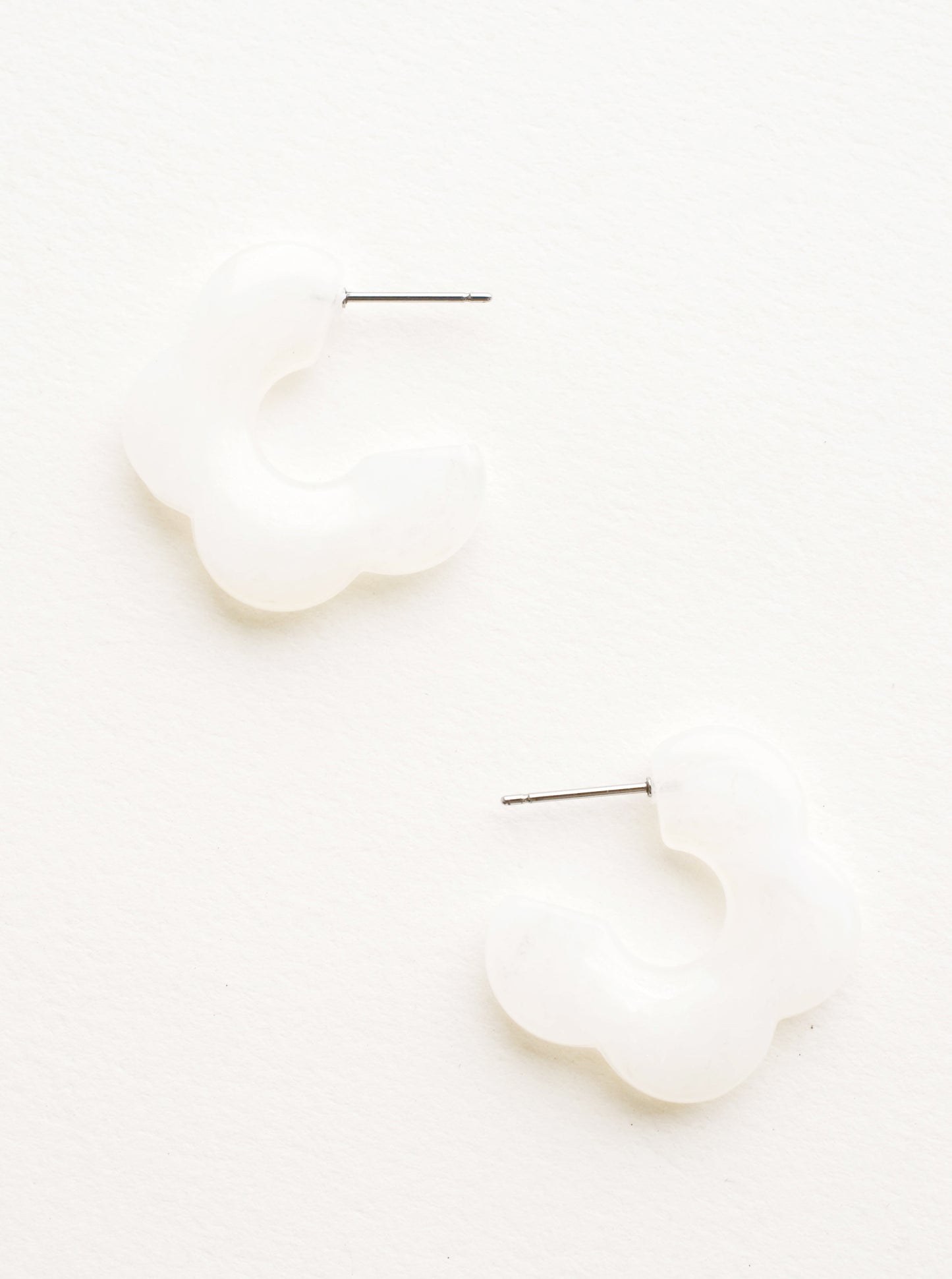 Acetate earrings in the shape of a daisy-like flower, marbled translucent white color