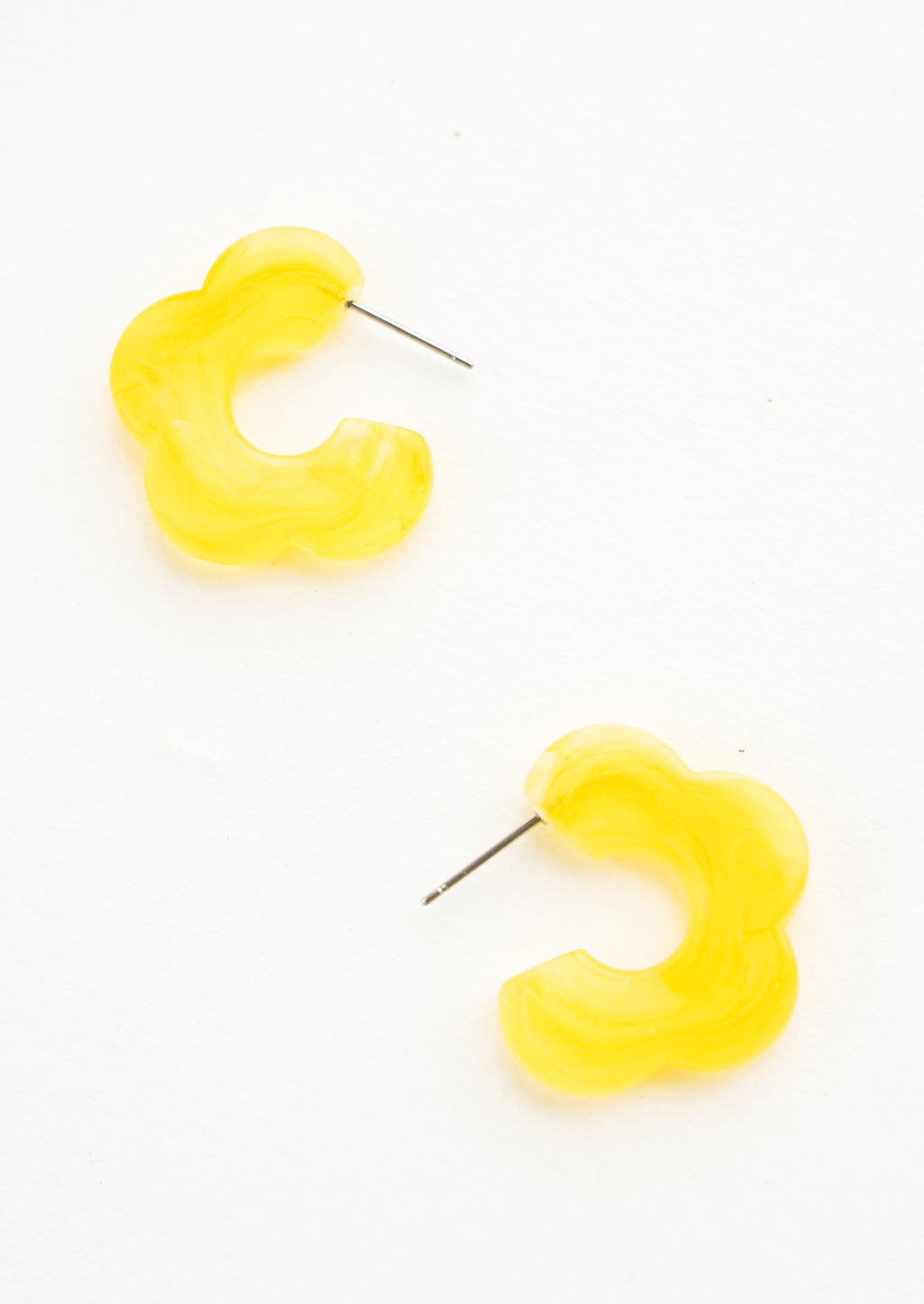 Pineapple: Acetate earrings in the shape of a daisy-like flower, translucent lemon yellow color
