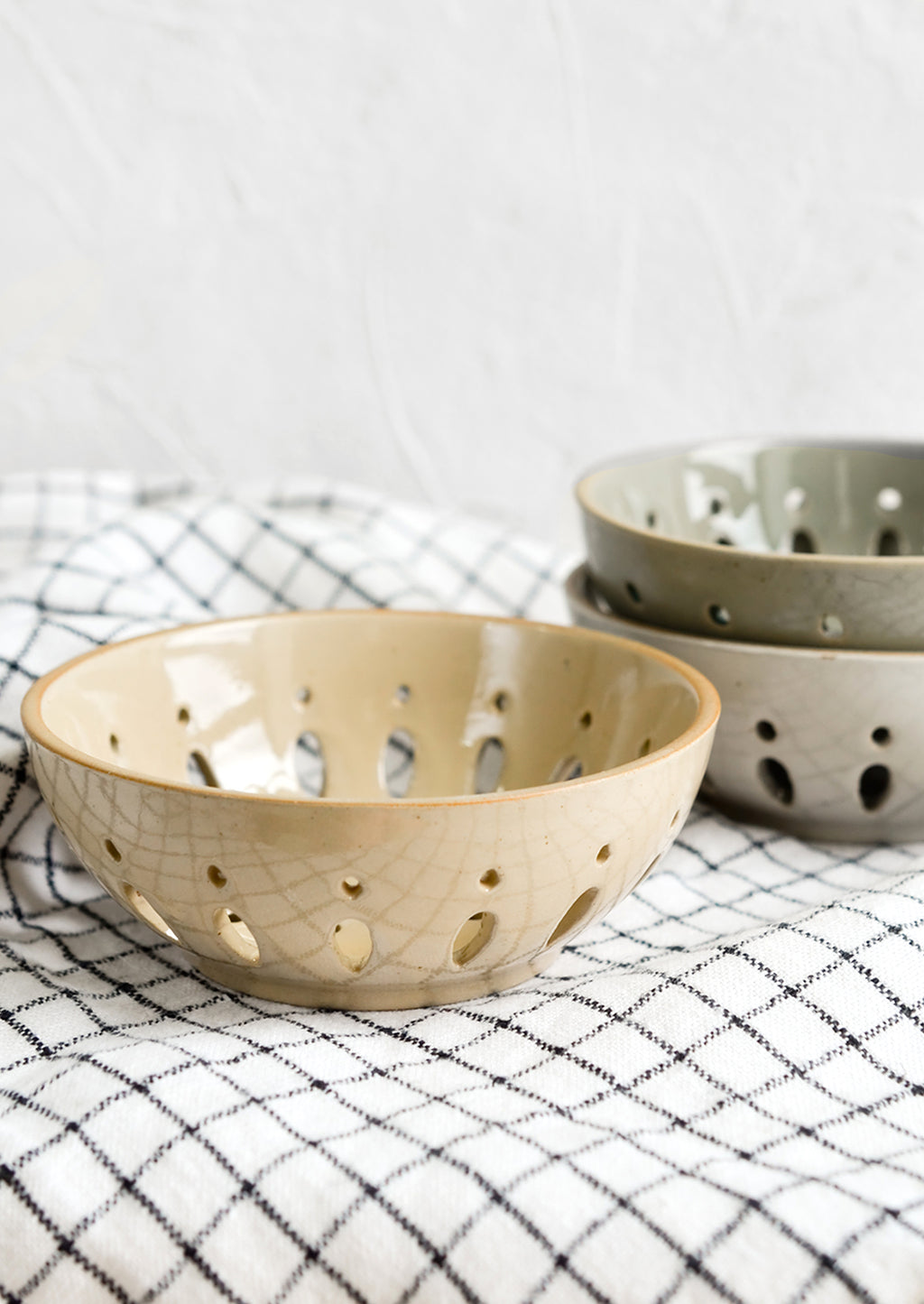 Sand: Ceramic berry bowls in natural colors.
