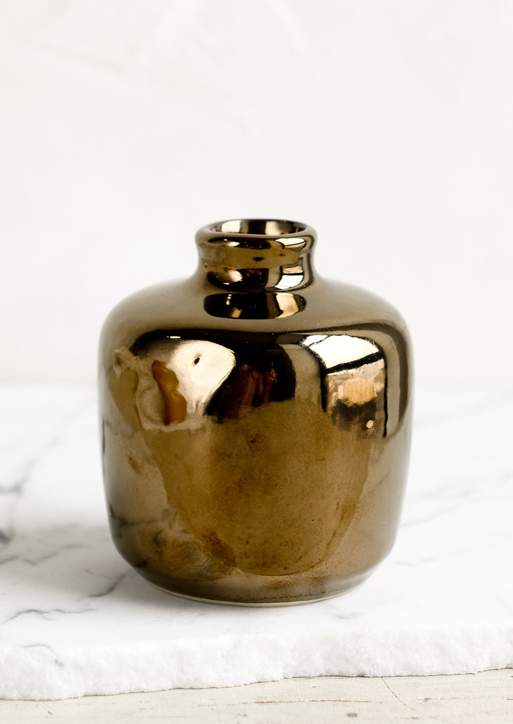 Short / Bronze: A ceramic bud vase in short shape, bronze color.