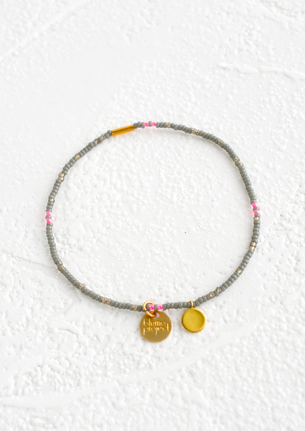 Grey / Neon Pink: Seed bead bracelet in grey and neon pink with brass accents