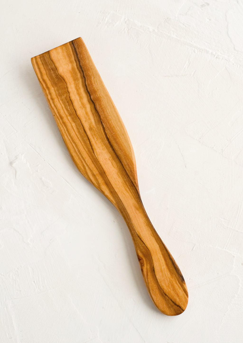 1: A wooden serving utensil in flat spatula shape meant for serving pastries.
