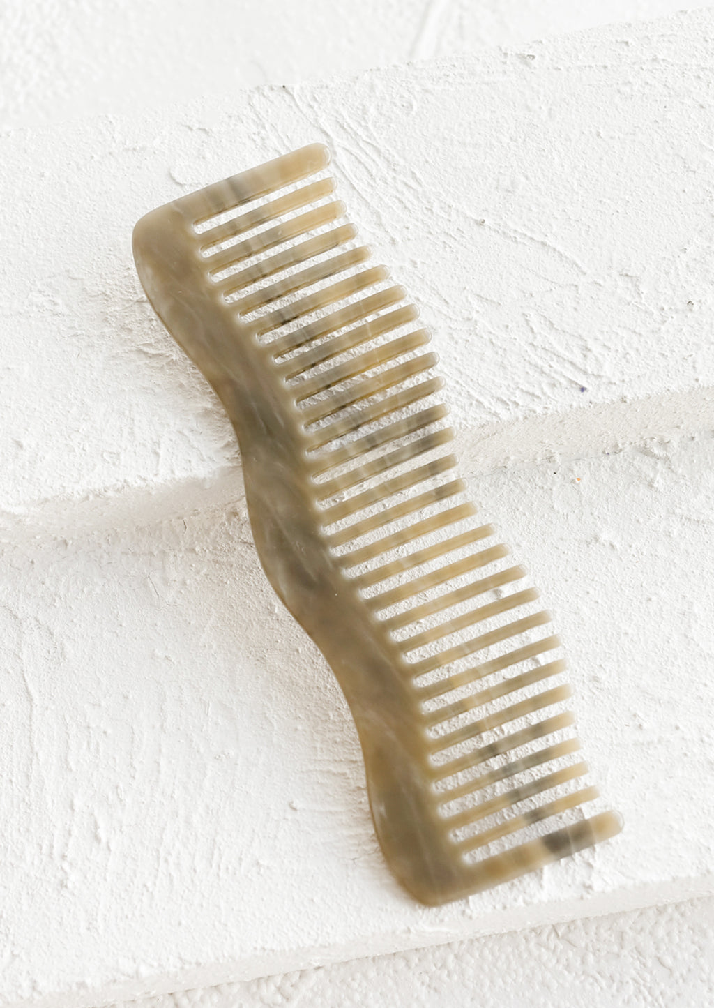 Stone: A wavy shaped acetate comb in stone grey.