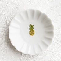 Pineapple: A round dish with scalloped trim and pineapple icon.