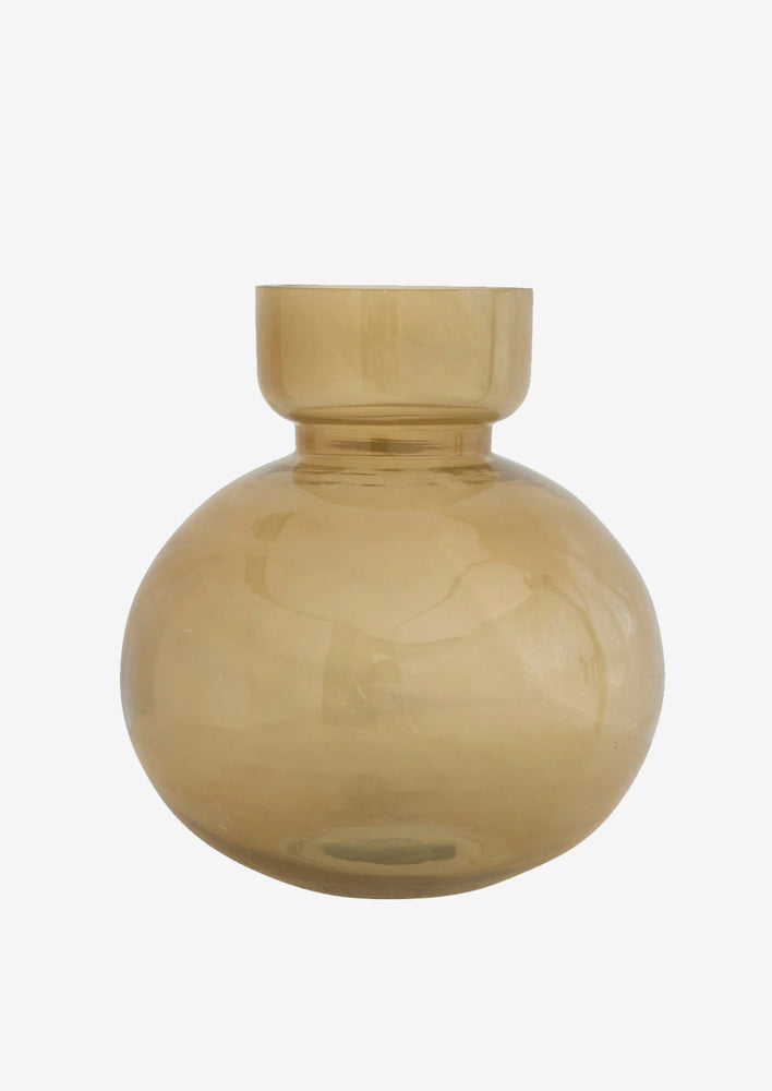 1: A vase in clear brown glass with round bottleneck shape.