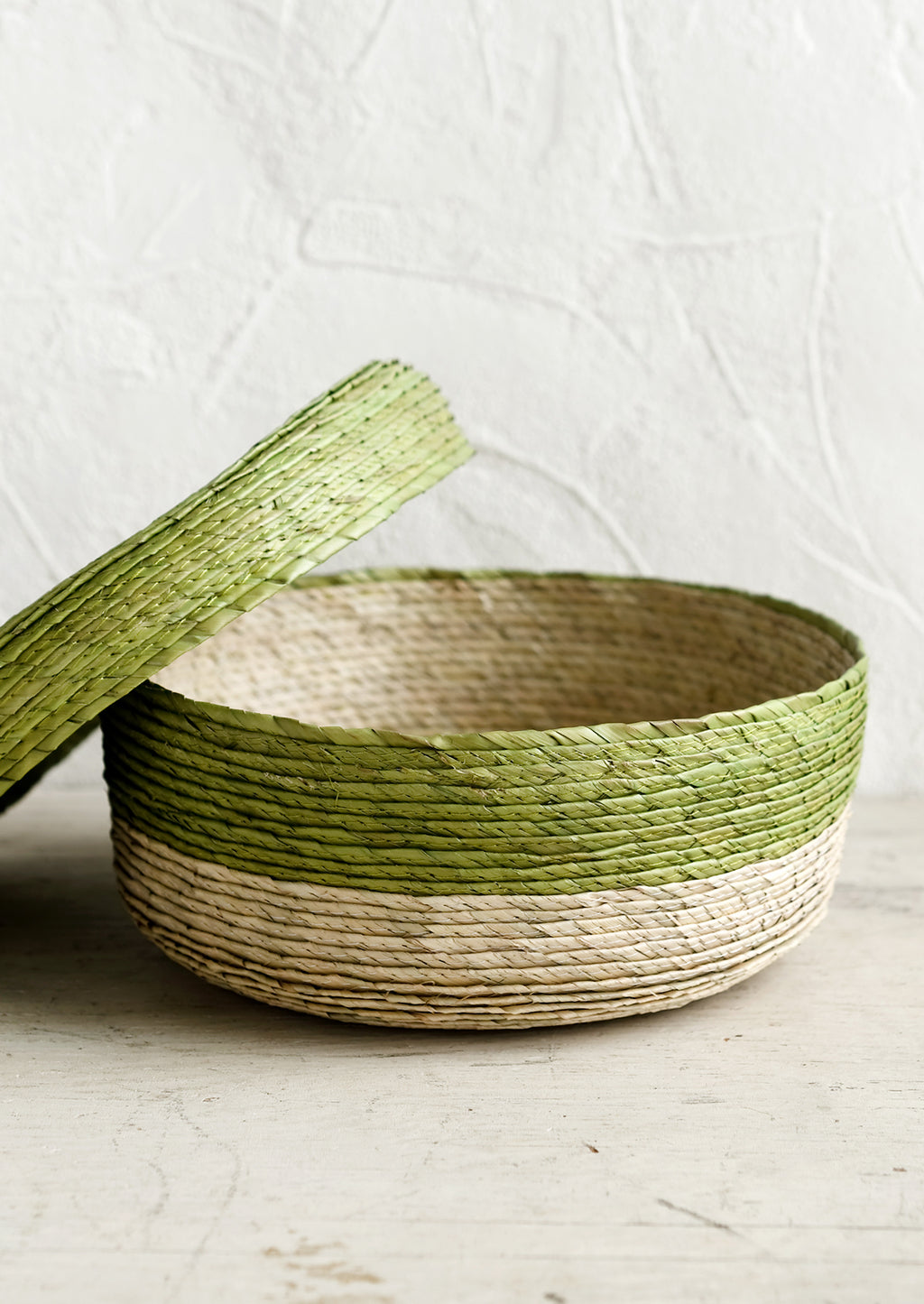 Pistachio: Lidded basket in the colors natural and pistachio..