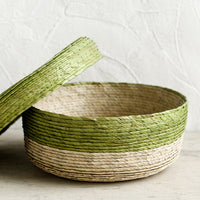 Pistachio: Lidded basket in the colors natural and pistachio..