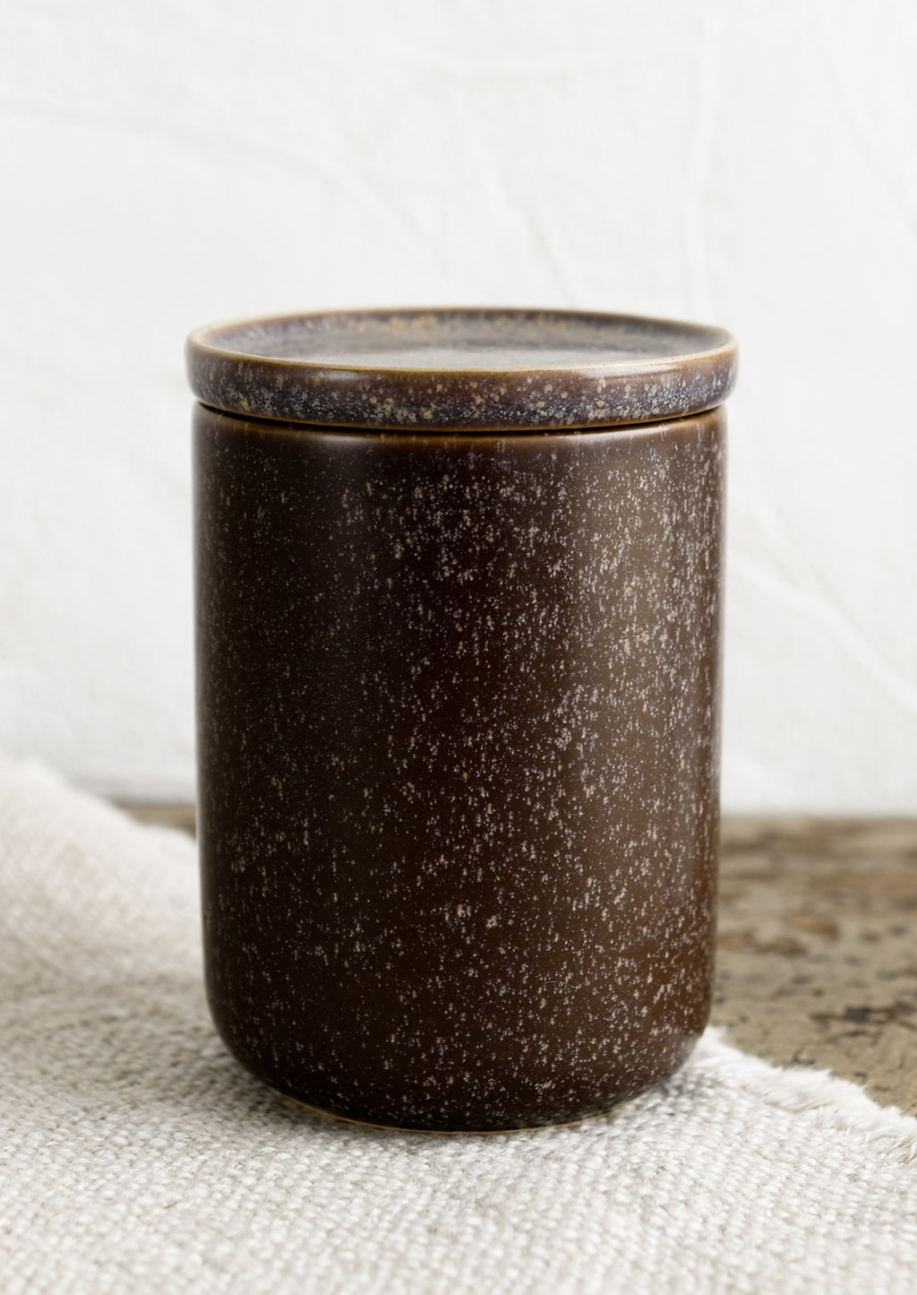 Cacao: Stoneware jars in shades of brown, with lid.