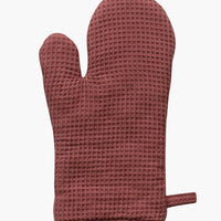 Rosewood: A waffle textured cotton oven mitt in rosewood.