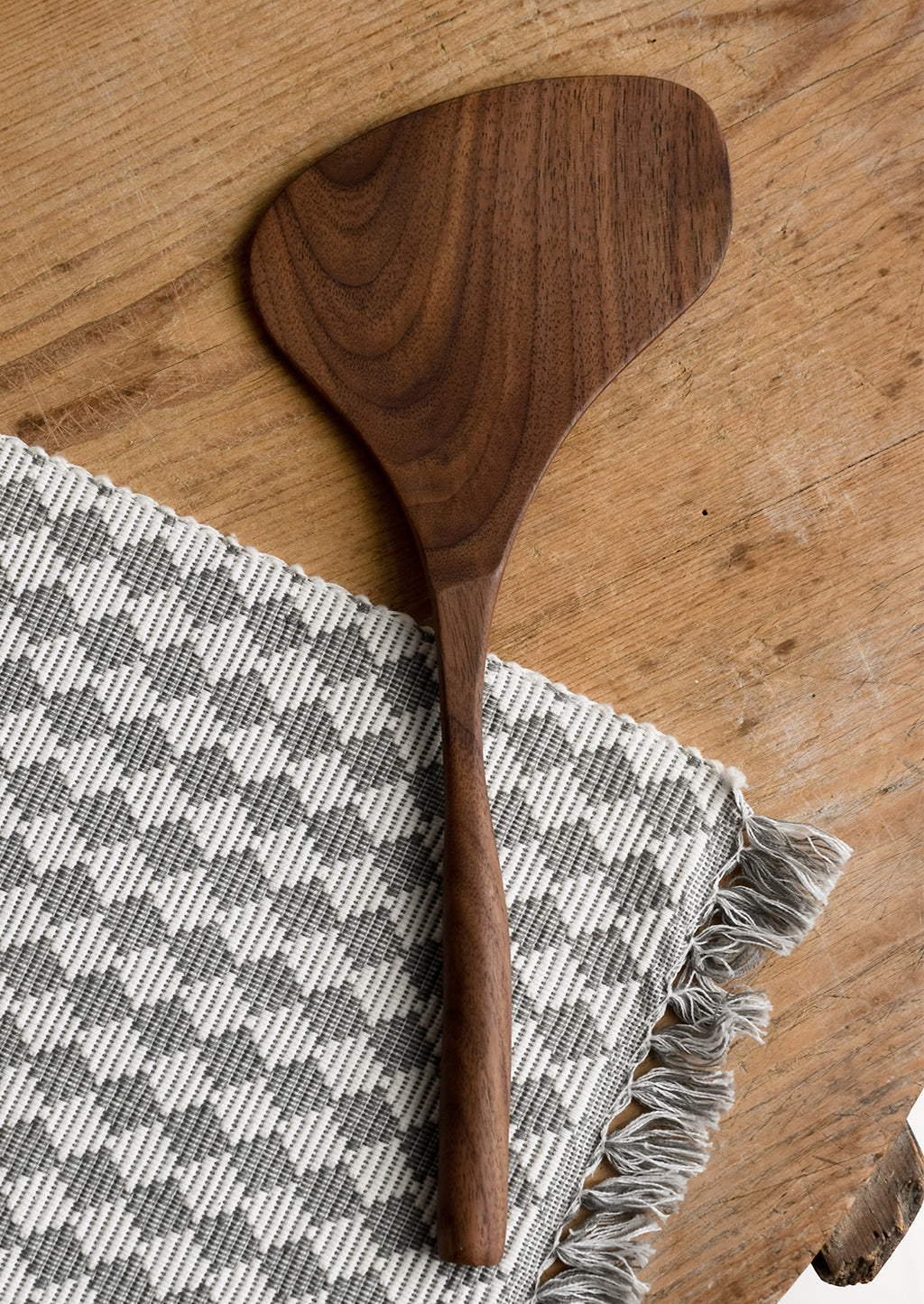 Wide: A walnut wood spatula in wide shape.