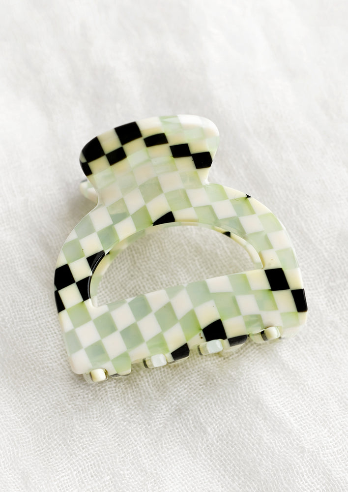 An arch shaped hair claw in checker.