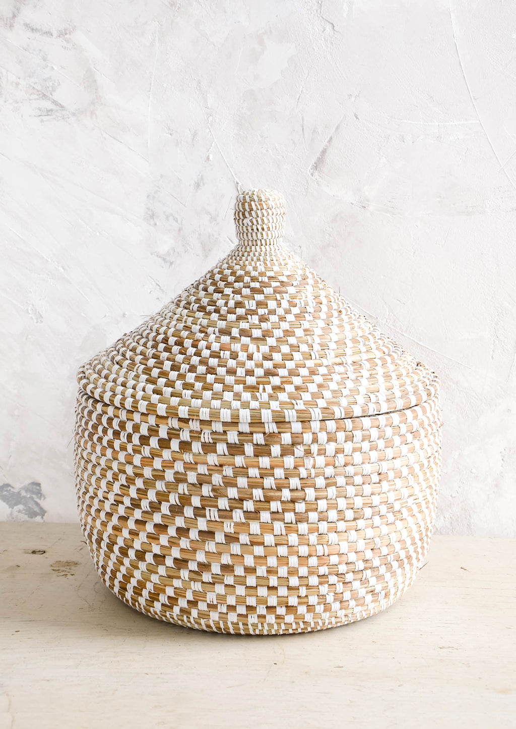 2: Lidded storage basket made from natural grass with white checkered pattern