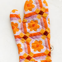 Warm Multi: An oven mitt with retro floral pattern in pink and orange.