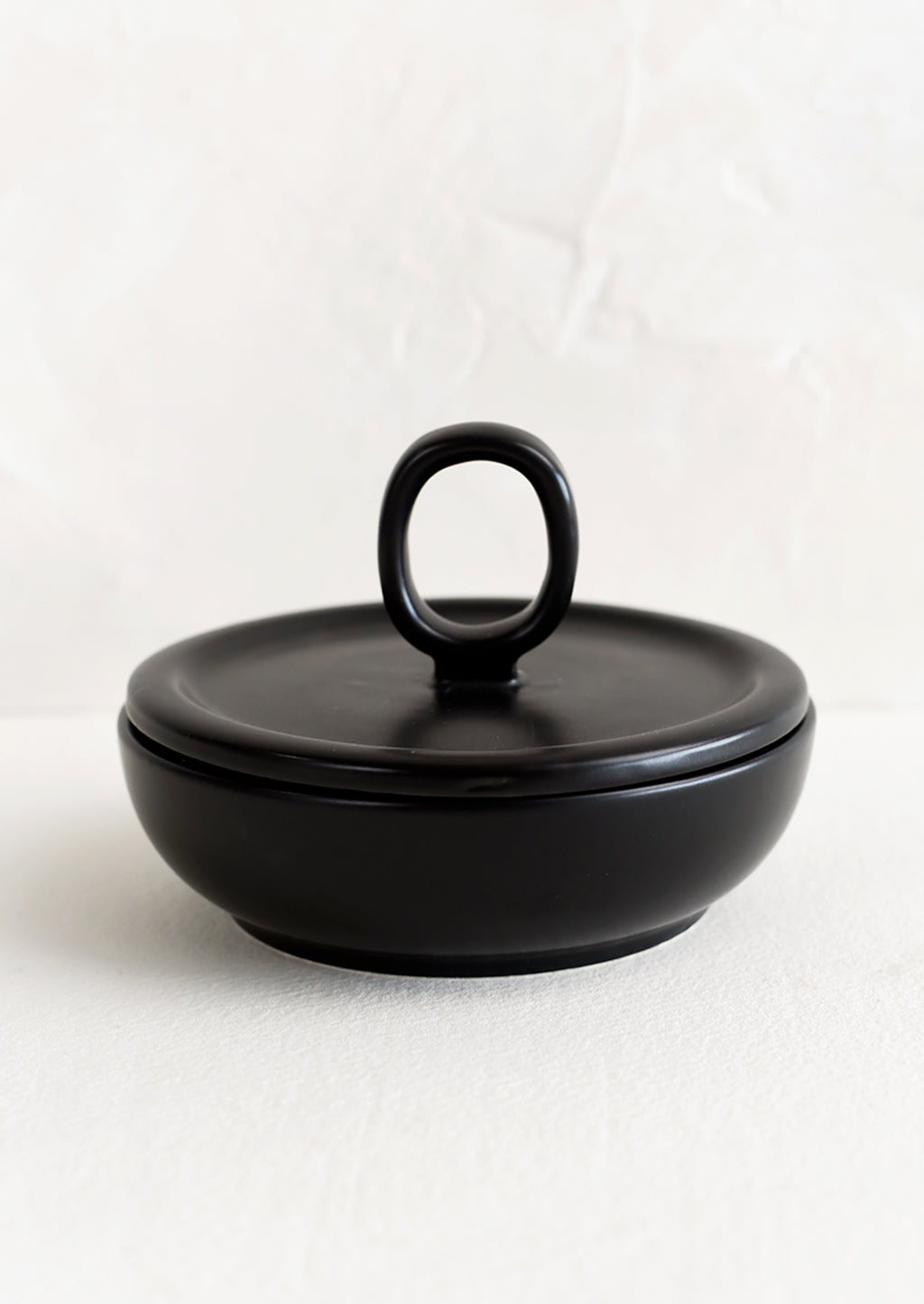 Black / Round: A round ceramic container in black with lid.