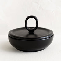 Black / Round: A round ceramic container in black with lid.
