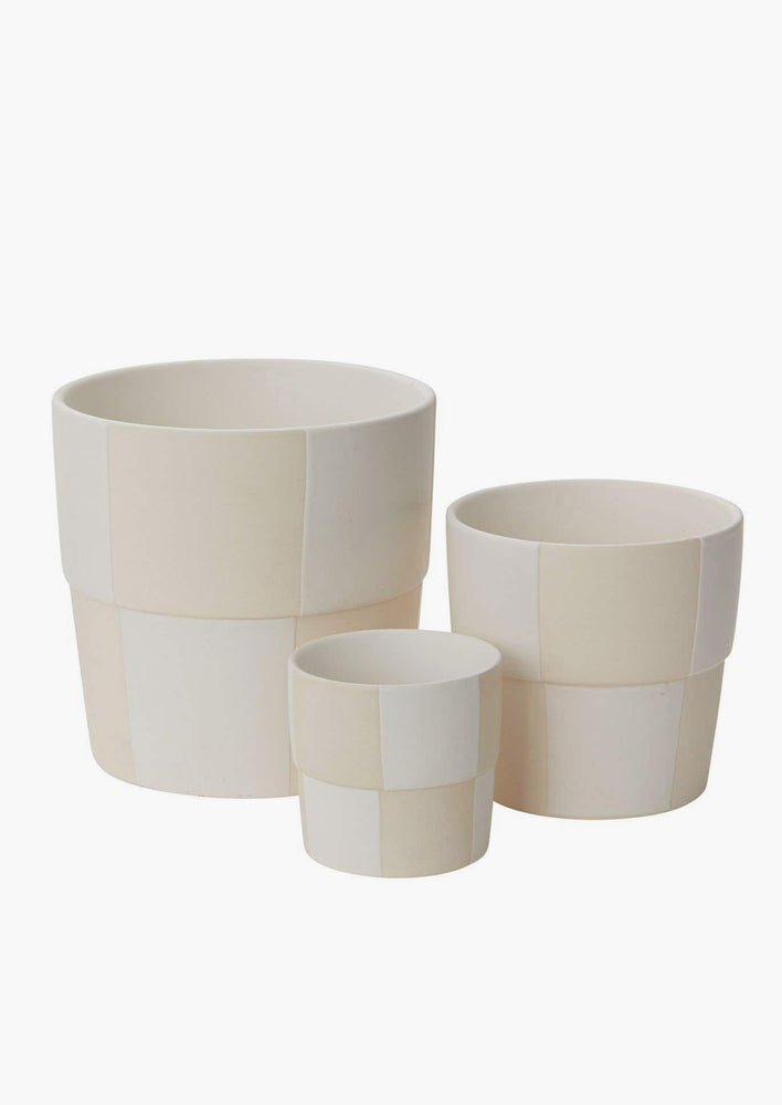 Three planters in small, medium and large sizes.