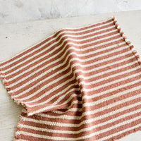 Terracotta / Beige: Natural cotton placemat with frayed edges in terracotta with beige stripes
