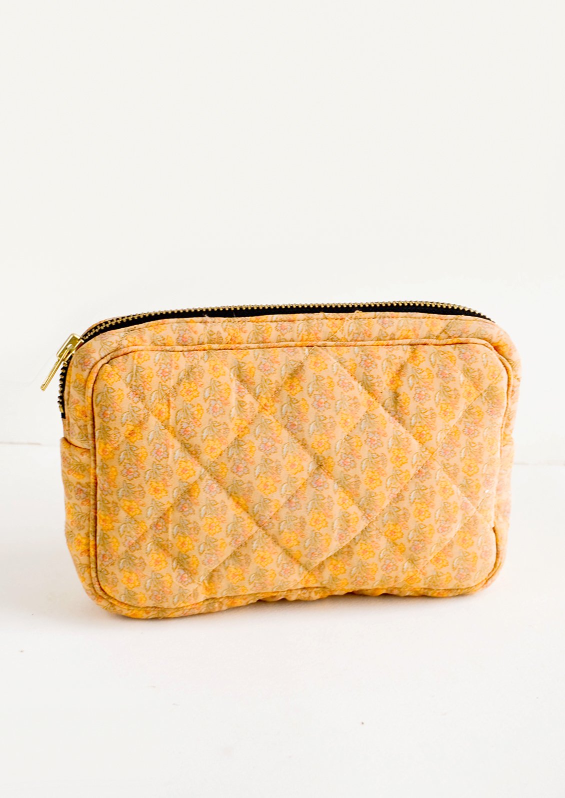 Flat and rectangular makeup travel bag with zip closure in yellow and peach floral