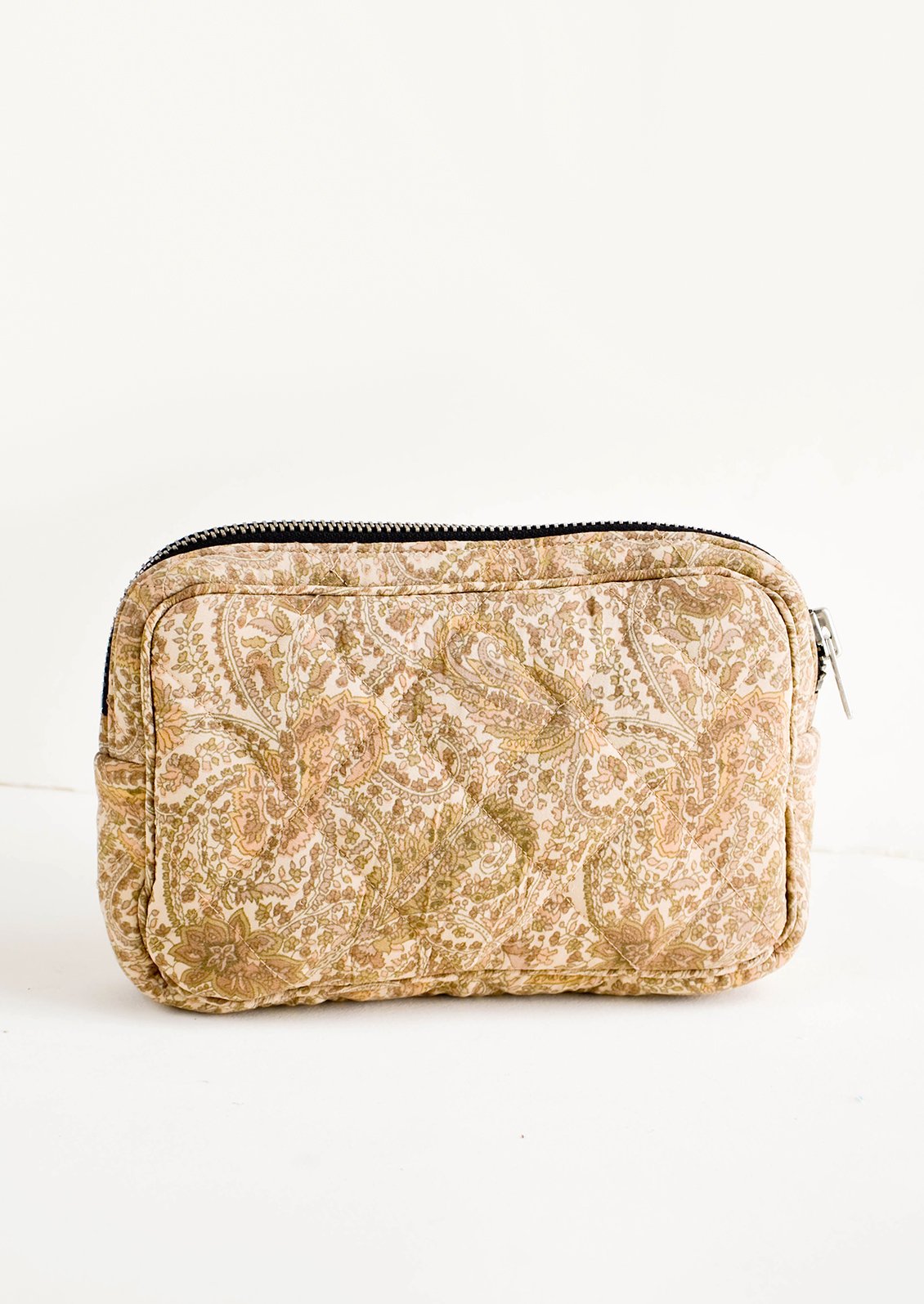 Flat and rectangular makeup travel bag with zip closure in beige floral