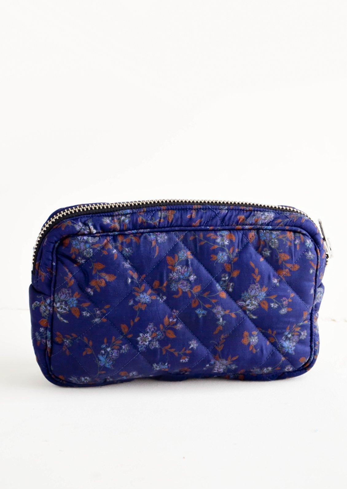Flat and rectangular makeup travel bag with zip closure in navy blue floral