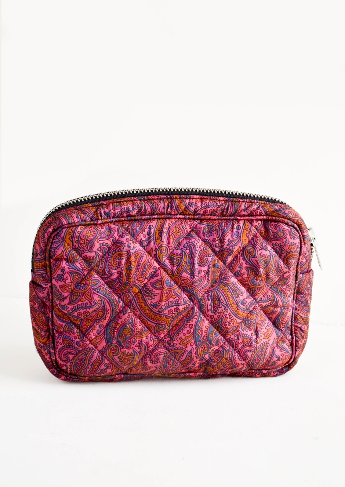 Flat and rectangular makeup travel bag with zip closure in plum paisley print