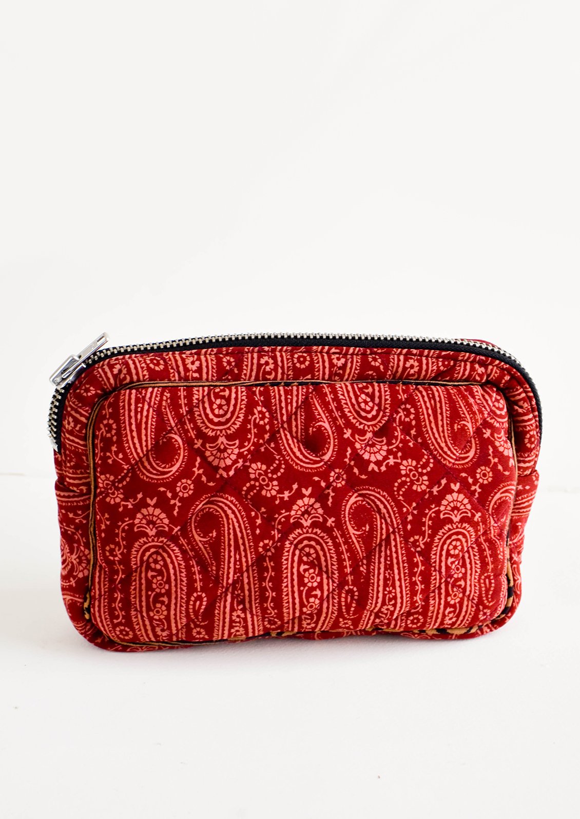 Flat and rectangular makeup travel bag with zip closure in wine & pink paisley