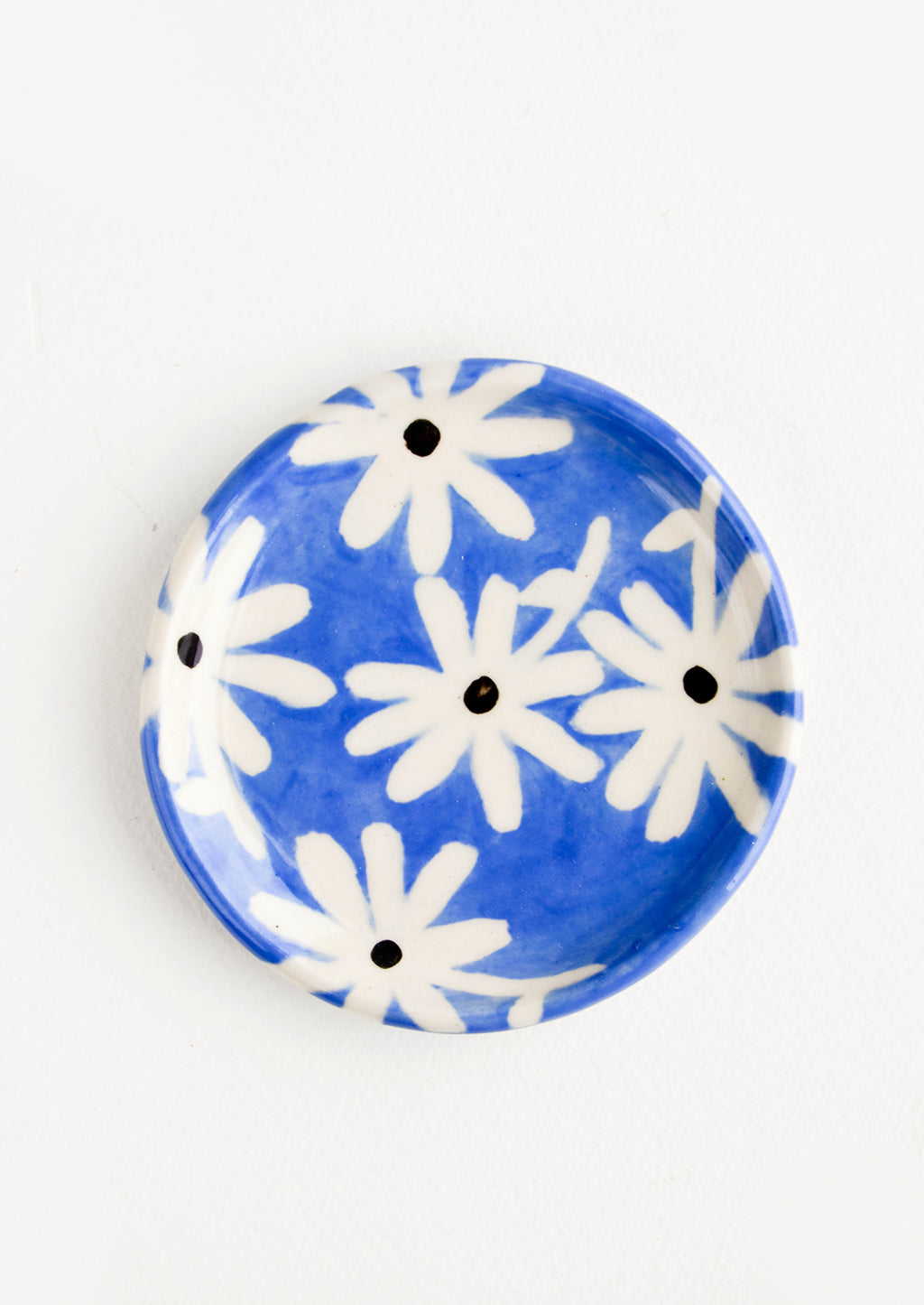Blue Daisy: Small, round ceramic dish in blue with black and white daisies