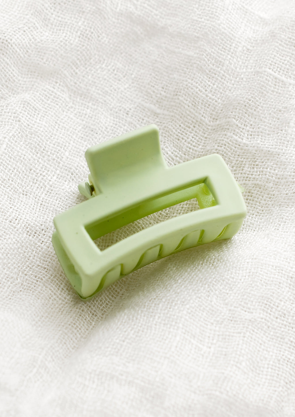 Mint Chip: Small hair claw in mint green.