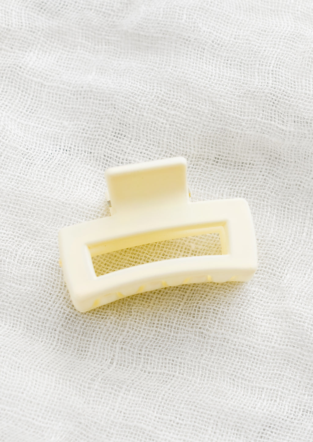 Ivory: Small hair claw in ivory.