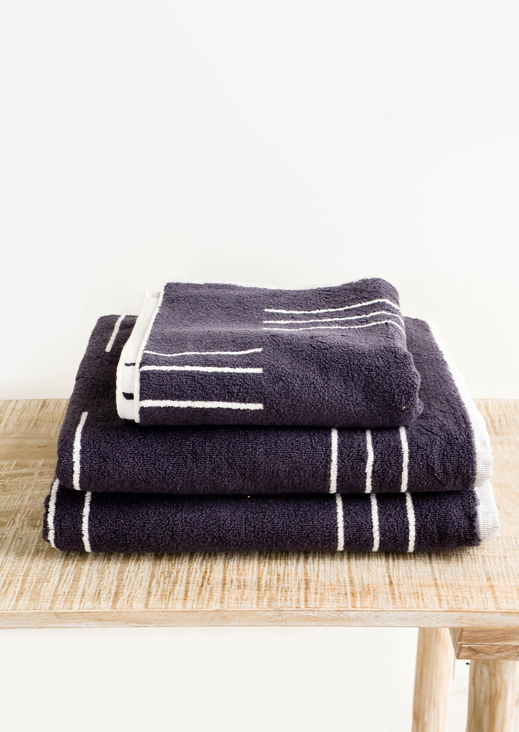 3: Set of terrycloth towels in dark grey with modern white line print