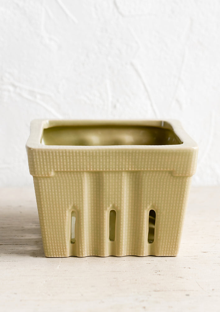Greige: A ceramic berry basket in greige.