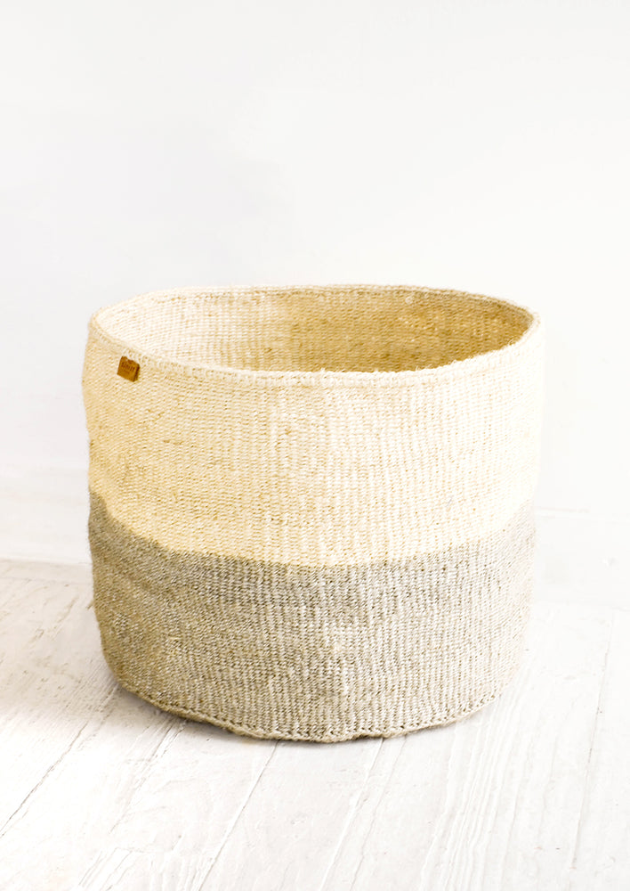 1: Round storage basket made from sisal, natural with dip dye gray bottom