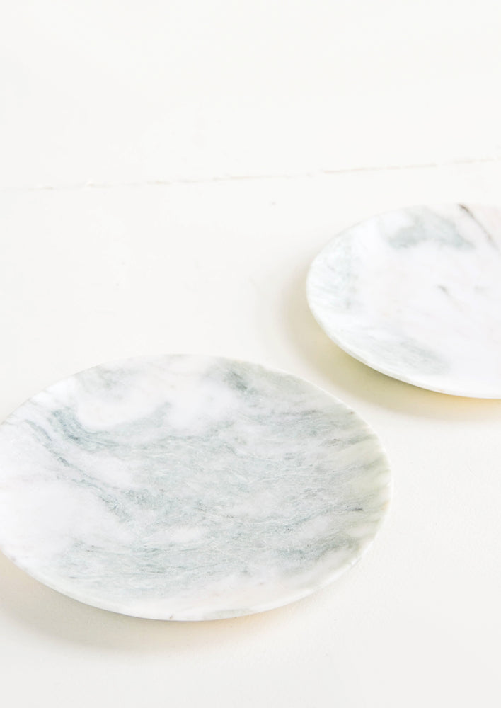 Round decorative plates made from green and white marbled onyx