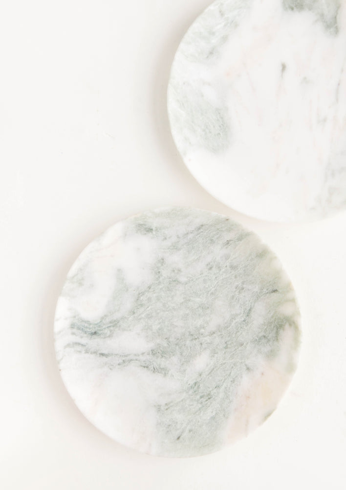 Round plates made from green and white marbled onyx