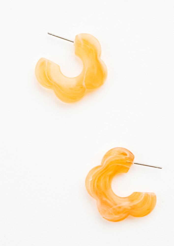 Apricot Candy: Acetate earrings in the shape of a daisy-like flower, marbled translucent apricot color