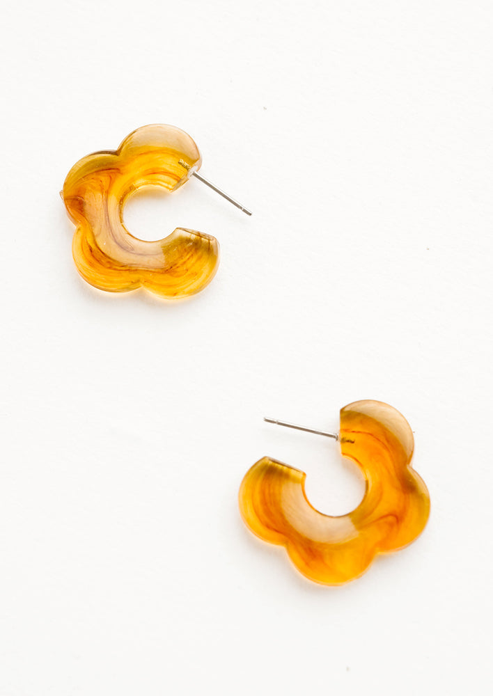Coffee: Acetate earrings in the shape of a daisy-like flower, marbled translucent coffee color