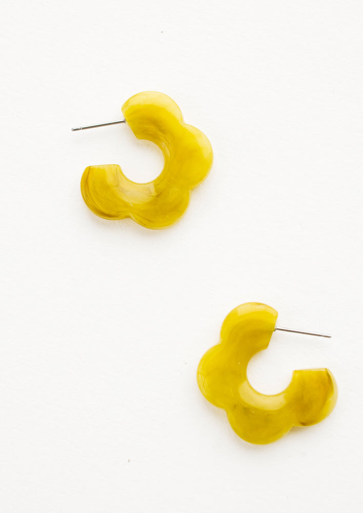 Split Pea: Acetate earrings in the shape of a daisy-like flower, marbled split pea green color