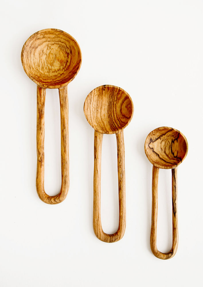 2: Wooden spoons in decorative grained olivewood, with hollow loop-shaped handles in three incremental sizes