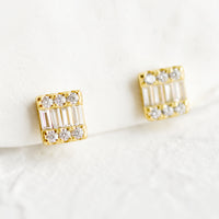 2: Square gold stud earrings with art deco look and sparkling cubic zirconia.