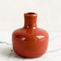 Short / Rhubarb: A ceramic bud vase in short shape, rhubarb color.